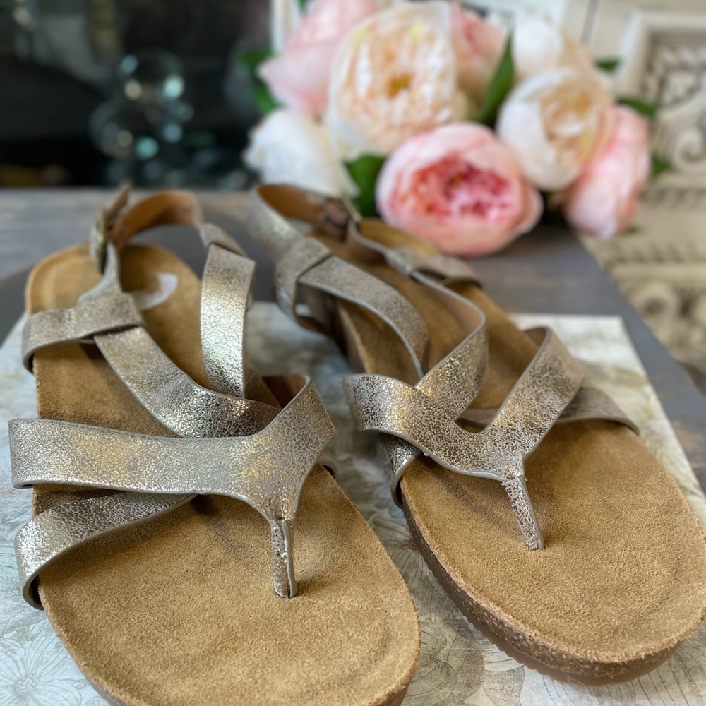 Comfortiva Metallic Sandals Womens 9 new